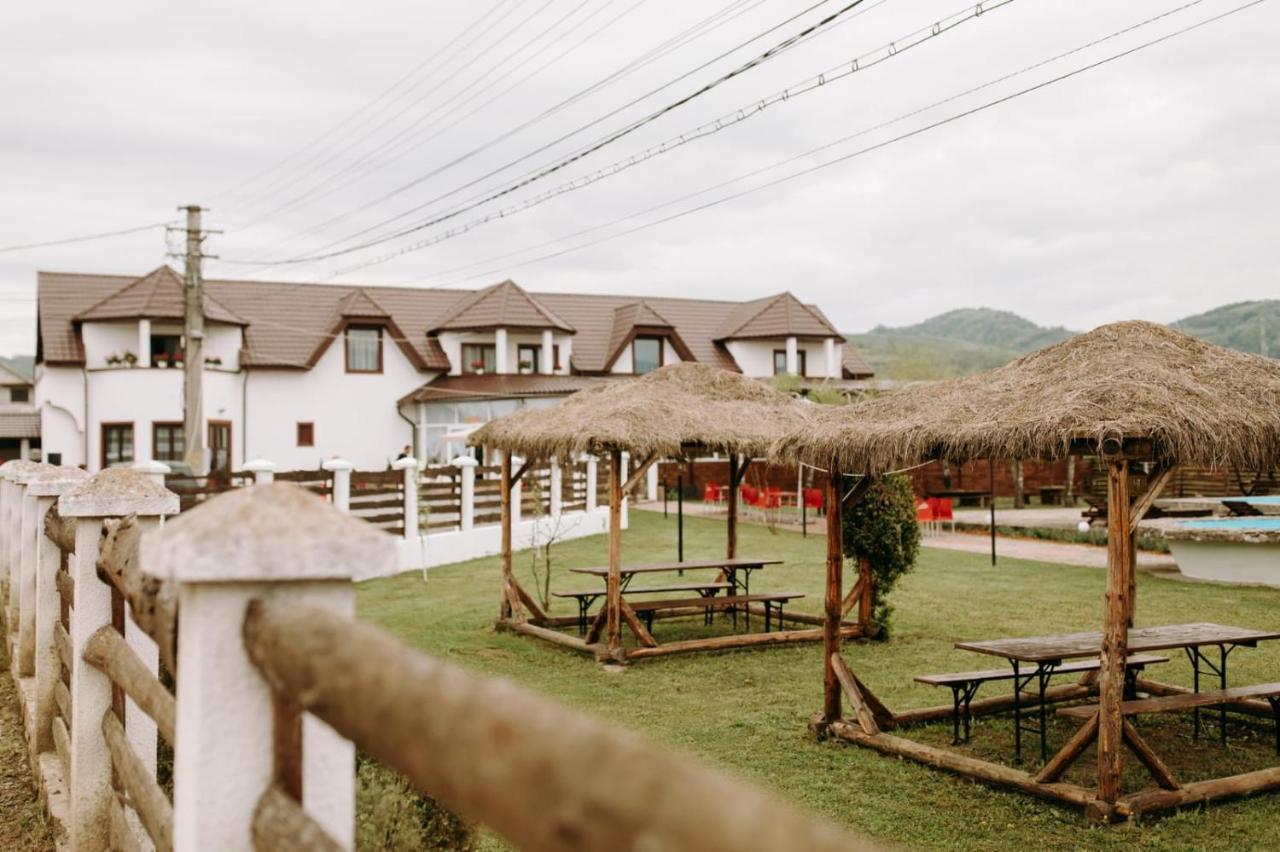 Casa Tomsa Bed & Breakfast Rozavlea Ngoại thất bức ảnh